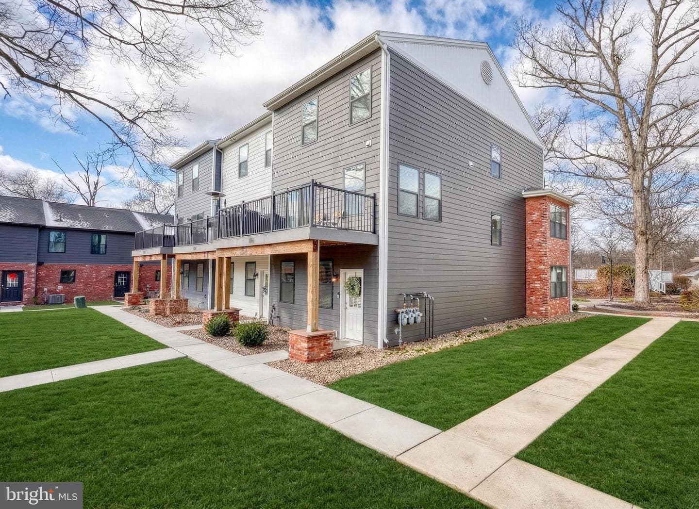 161 High Pointe Drive photo 4
