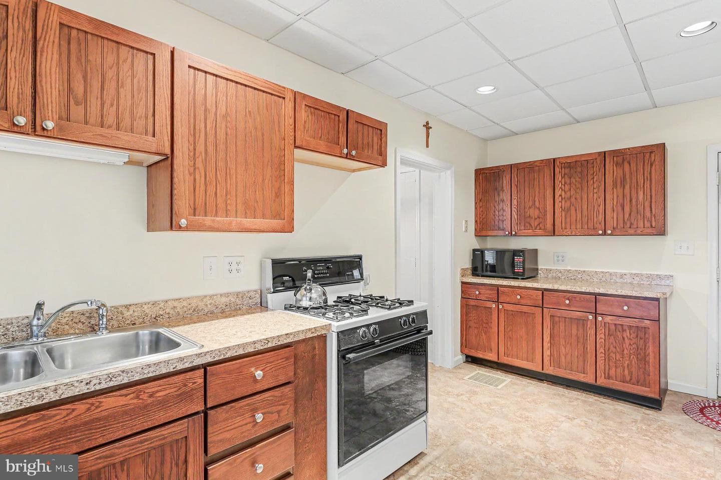 686 Highland Street photo 17