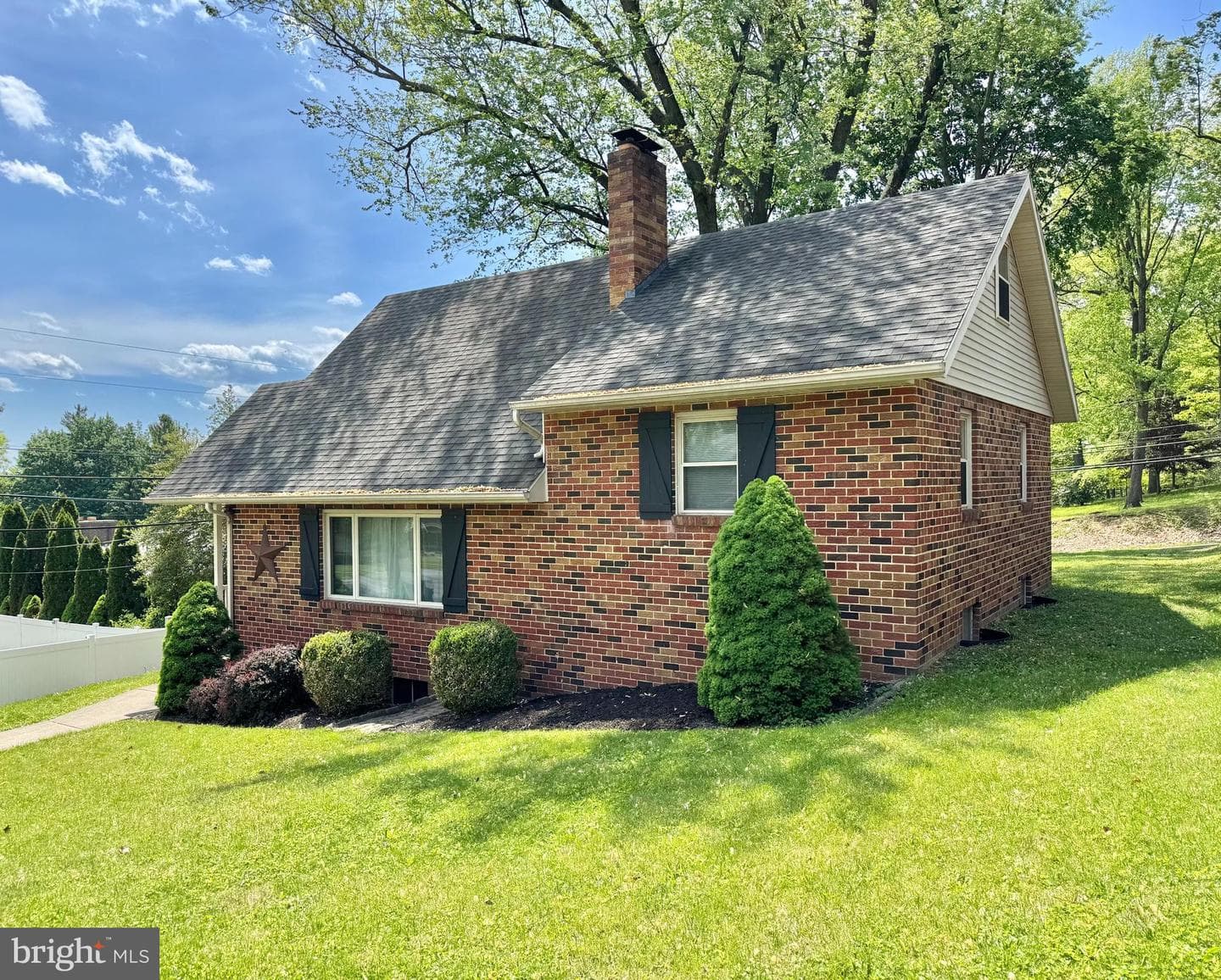 610 Georgian Place photo 2