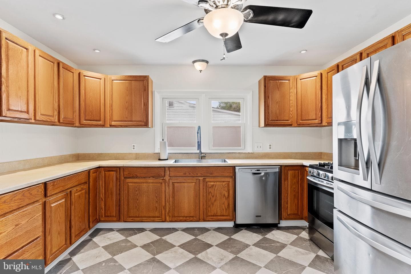 1231 E Caracas Avenue photo 4