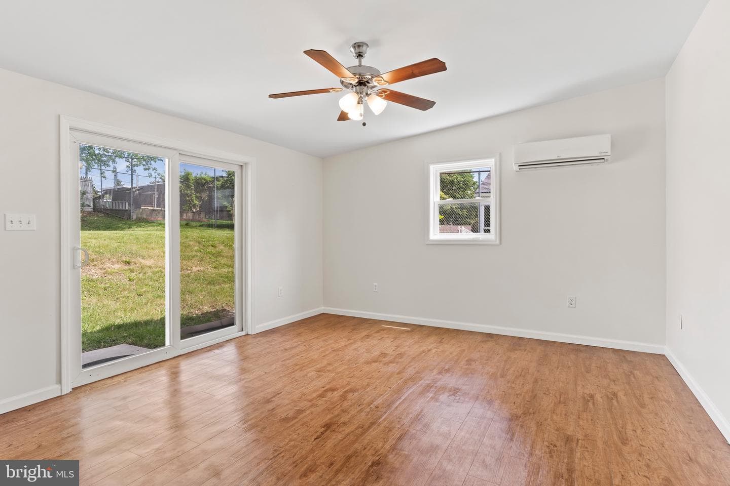 1231 E Caracas Avenue photo 9