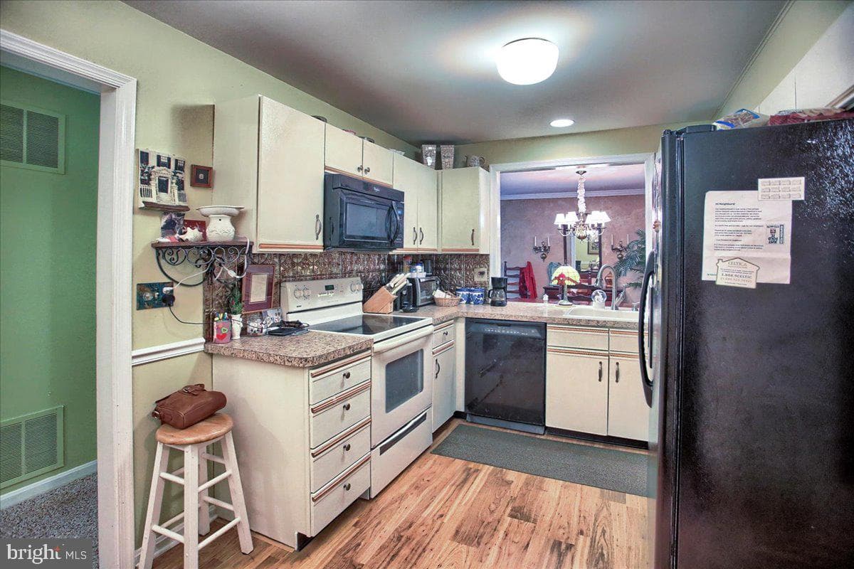 563 Roslaire Dr photo 8