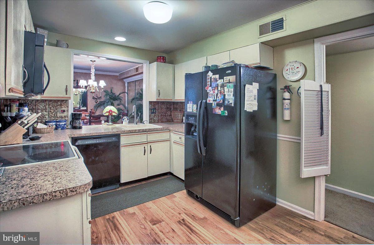 563 Roslaire Dr photo 9