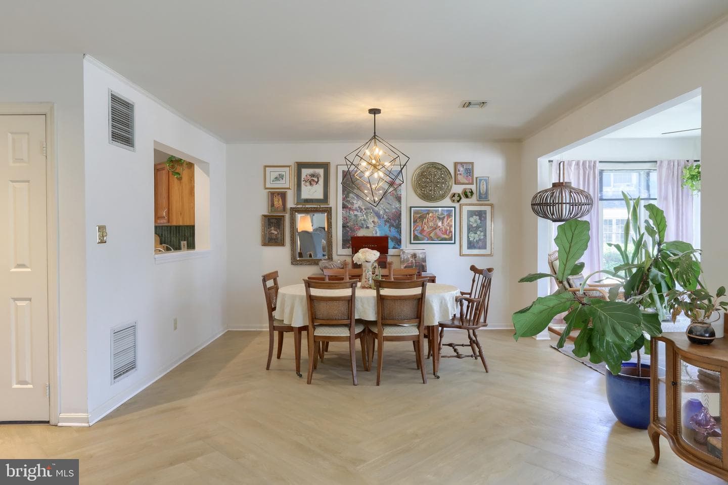 240 Crescent photo 18