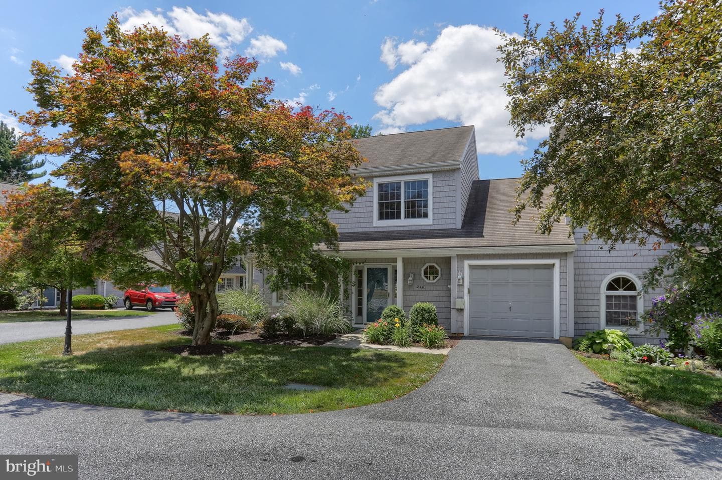 240 Crescent photo 3