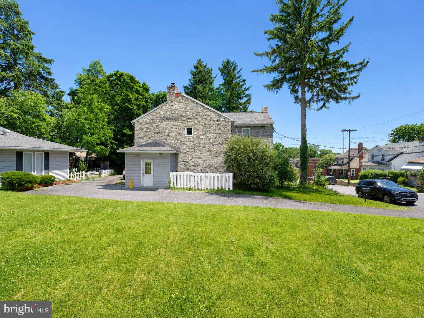 2600 Woodlawn St photo 7