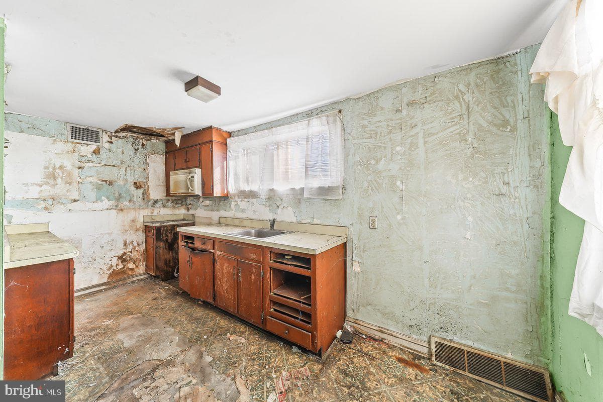 1300 Wycombe Avenue photo 8
