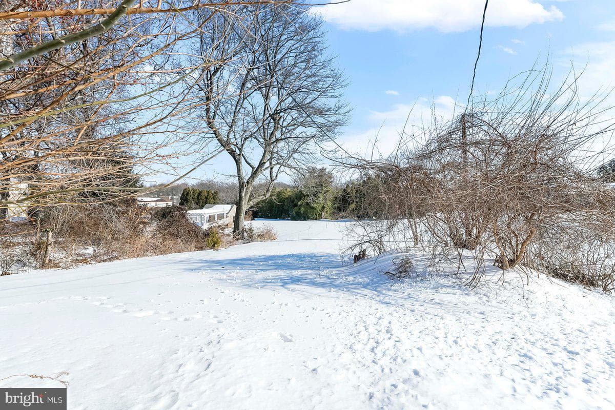 641 W Sproul Road photo 9