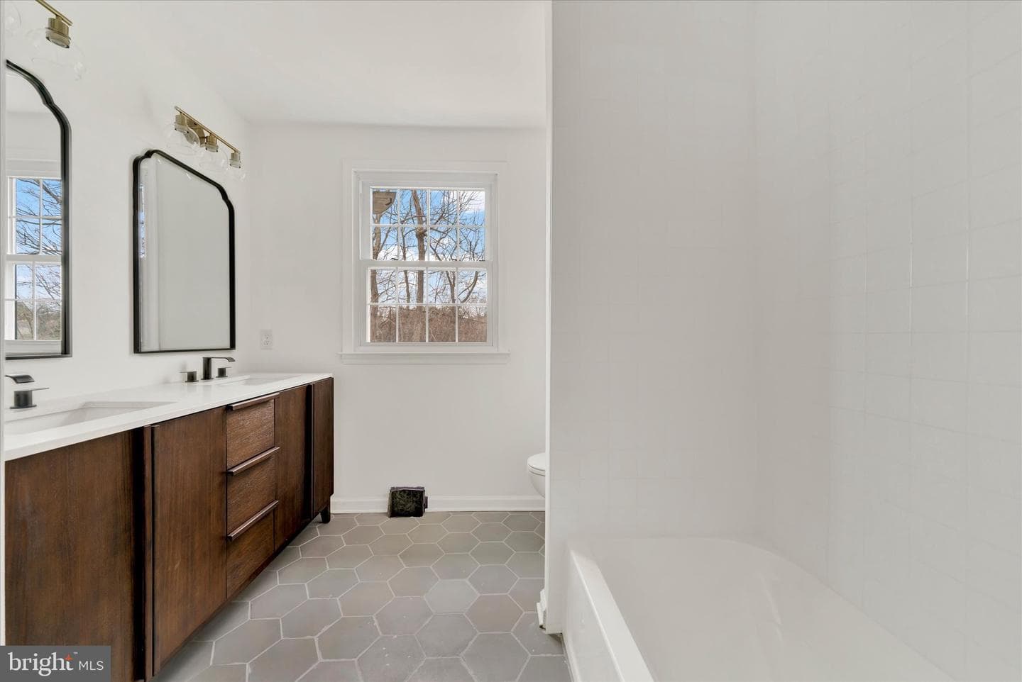 658 W Rolling Road photo 28