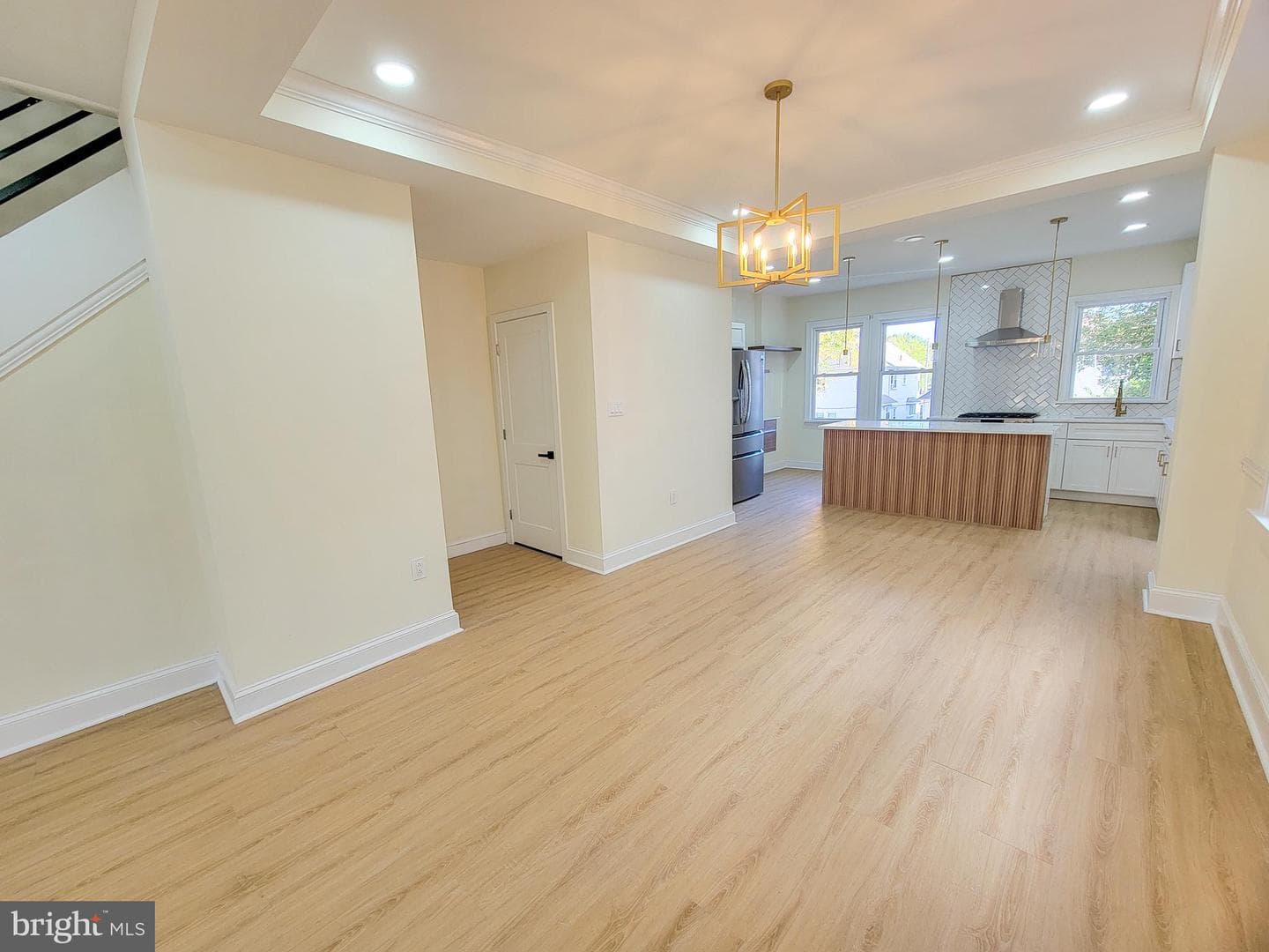 1016 Whitby Avenue photo 5