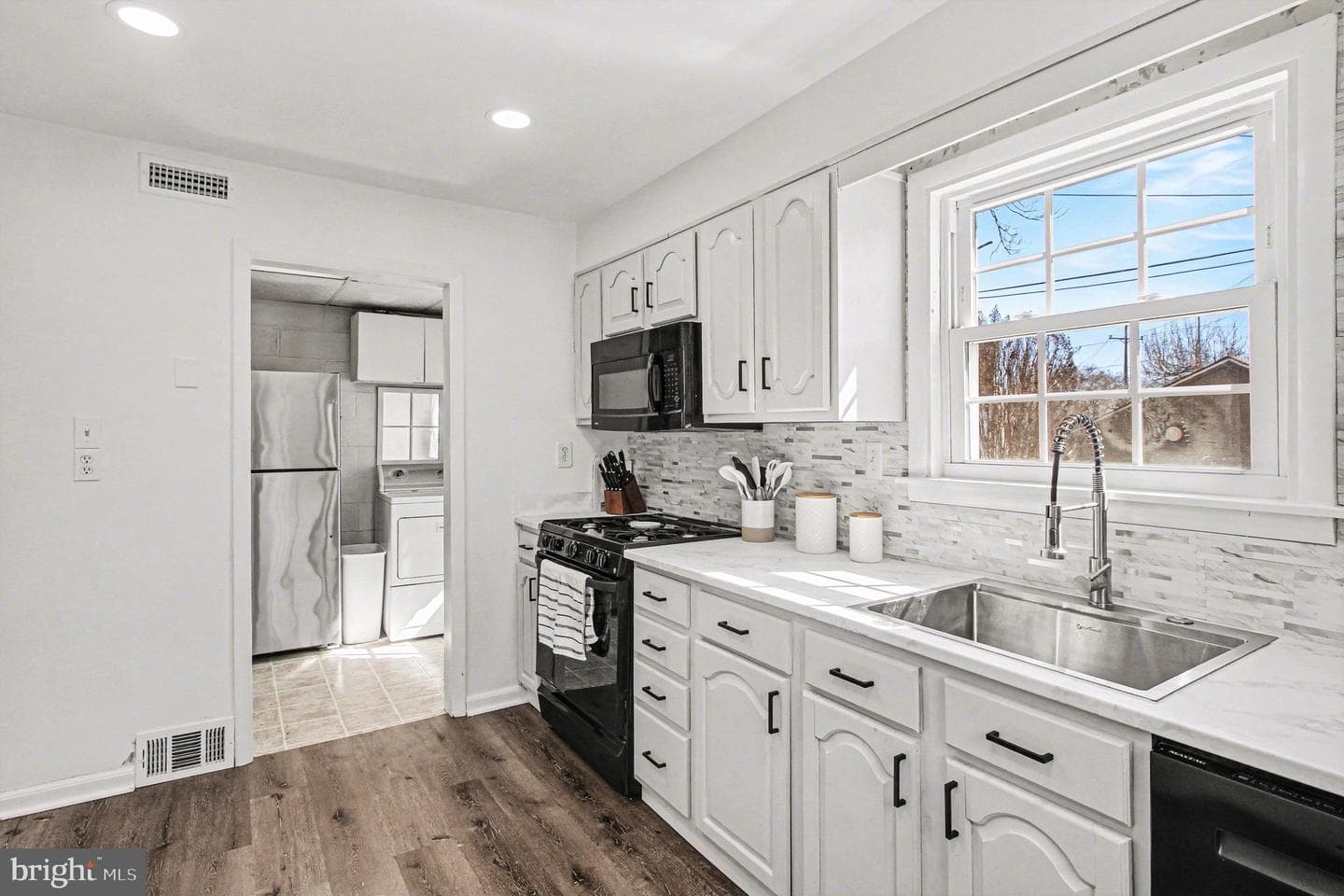 822 Hancock Street photo 11