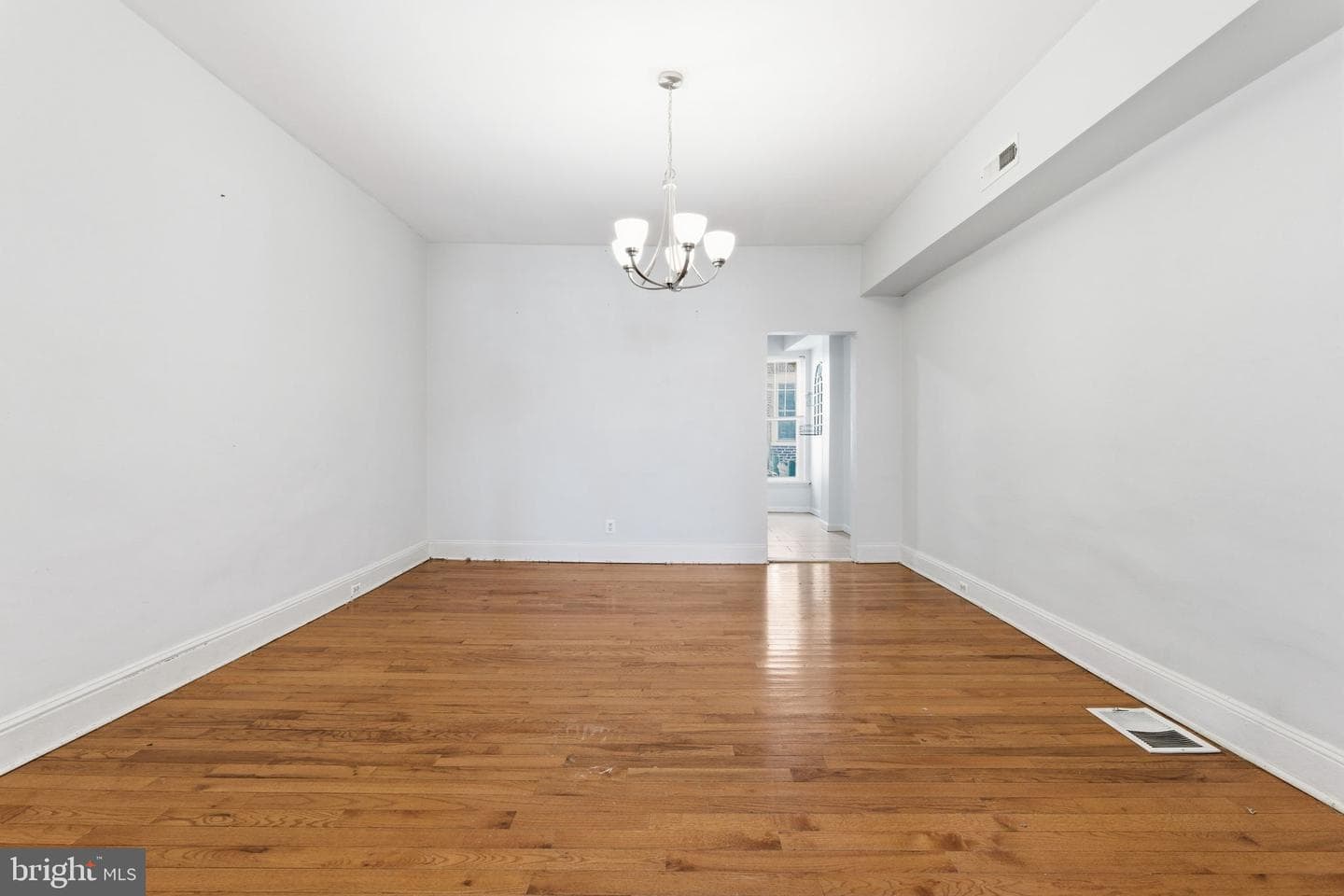 1421 E 11th Street photo 3