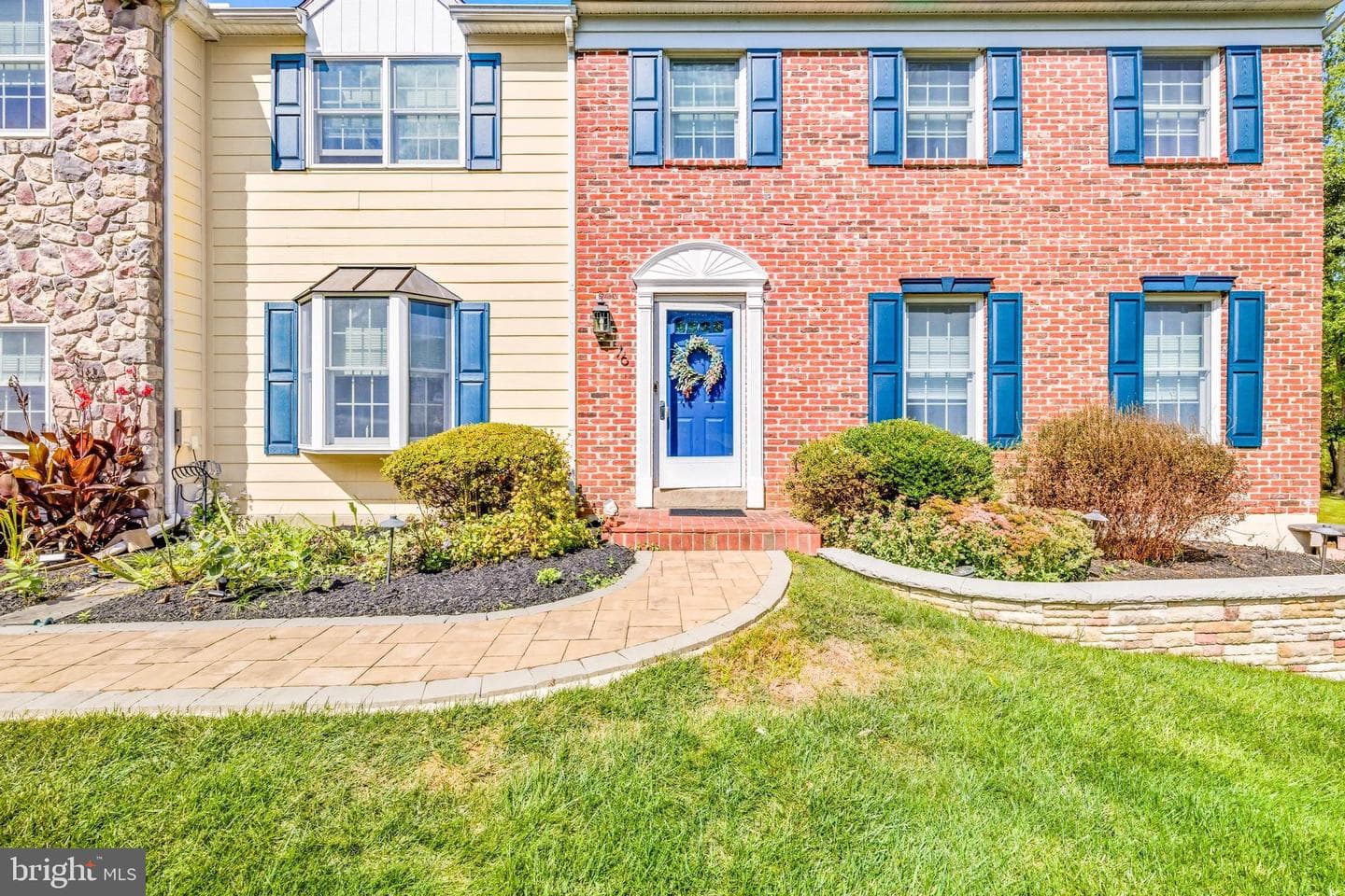 76 Colonial Circle photo 2