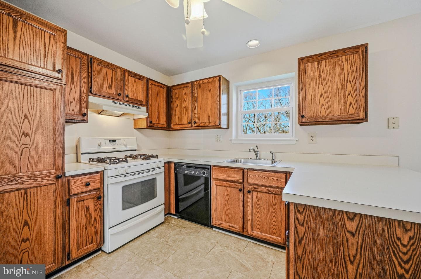 94 Victoria Drive photo 11