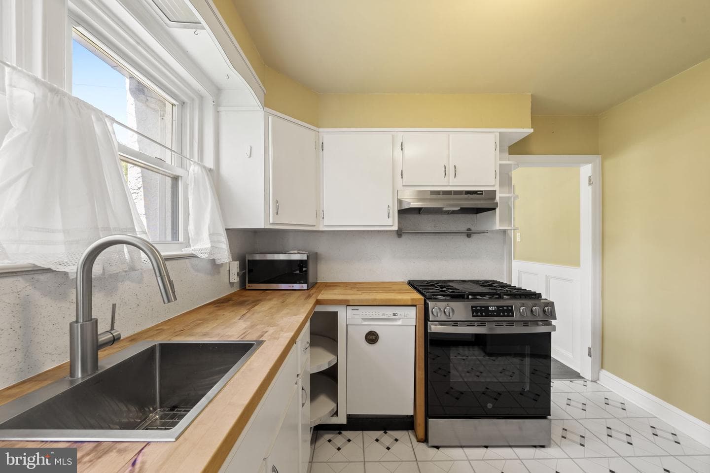 282 Davis Avenue photo 10