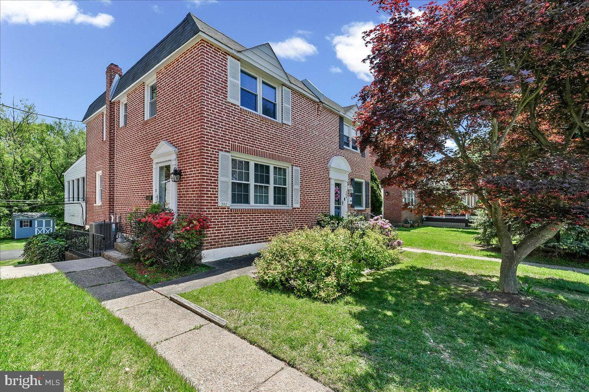 302 Lakeview Drive photo 1