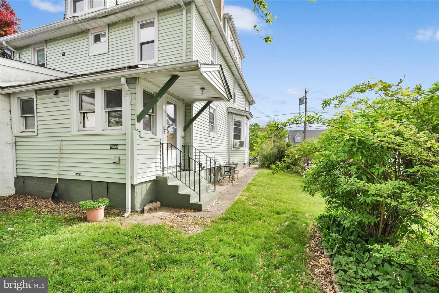 1666 Ward St photo 26