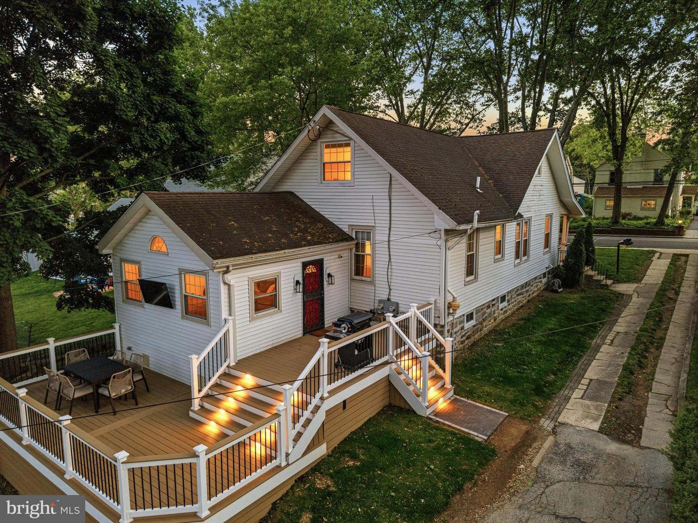 93 Saxer Avenue photo 38