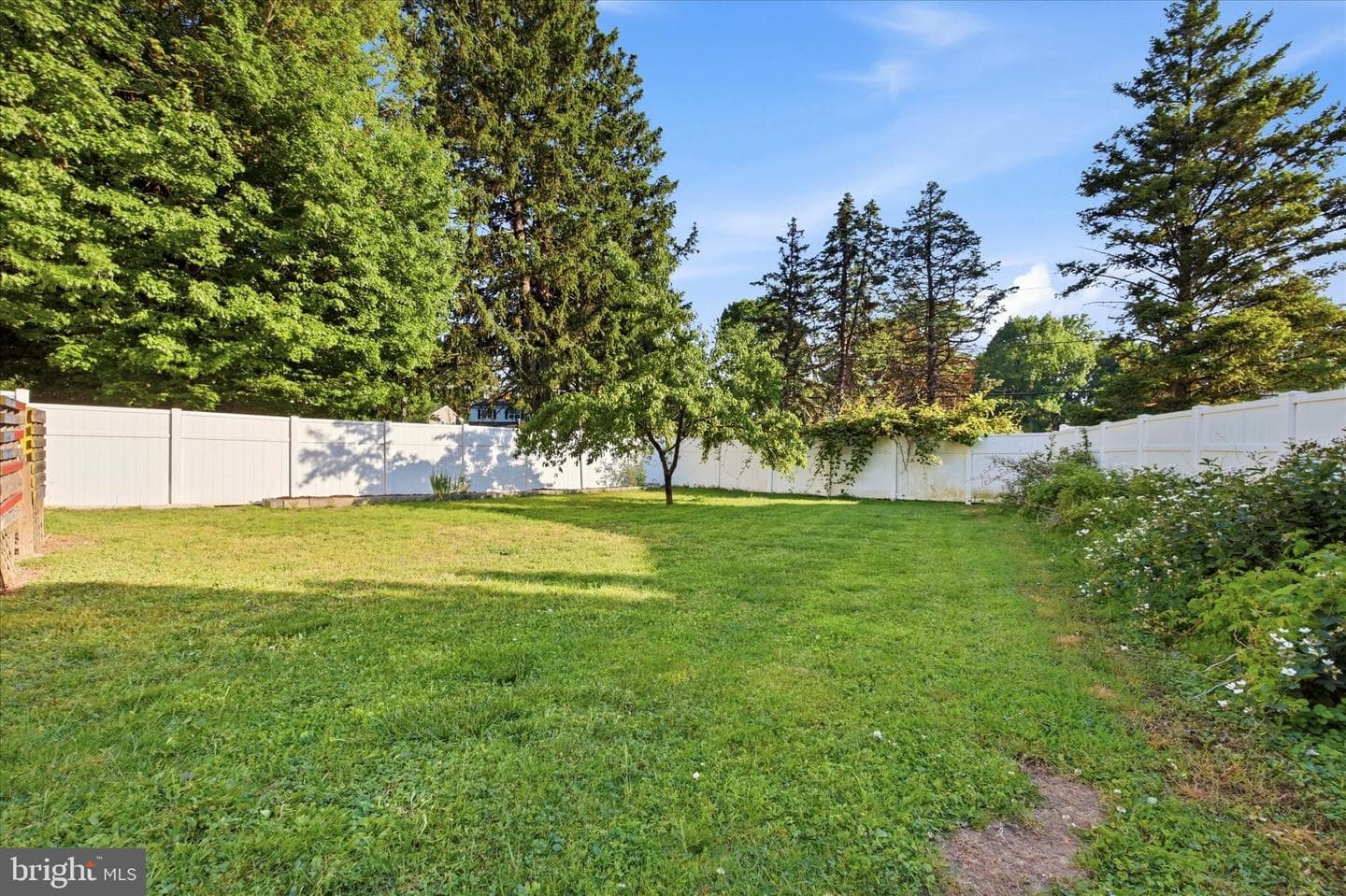 1211 Morton Avenue photo 32