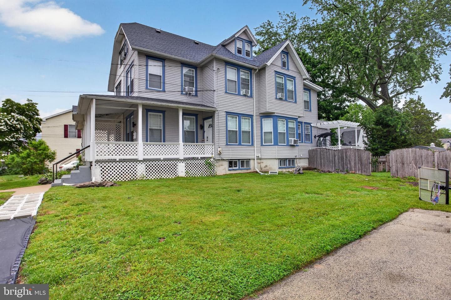 825 Andrews Avenue photo 4