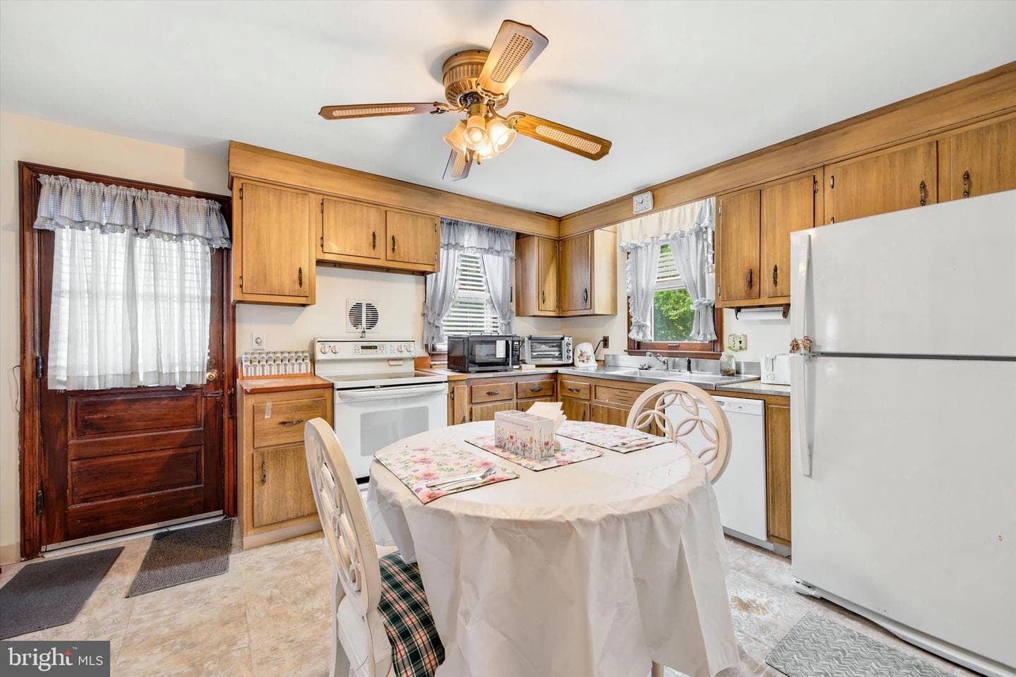 546 Arlington Avenue photo 8