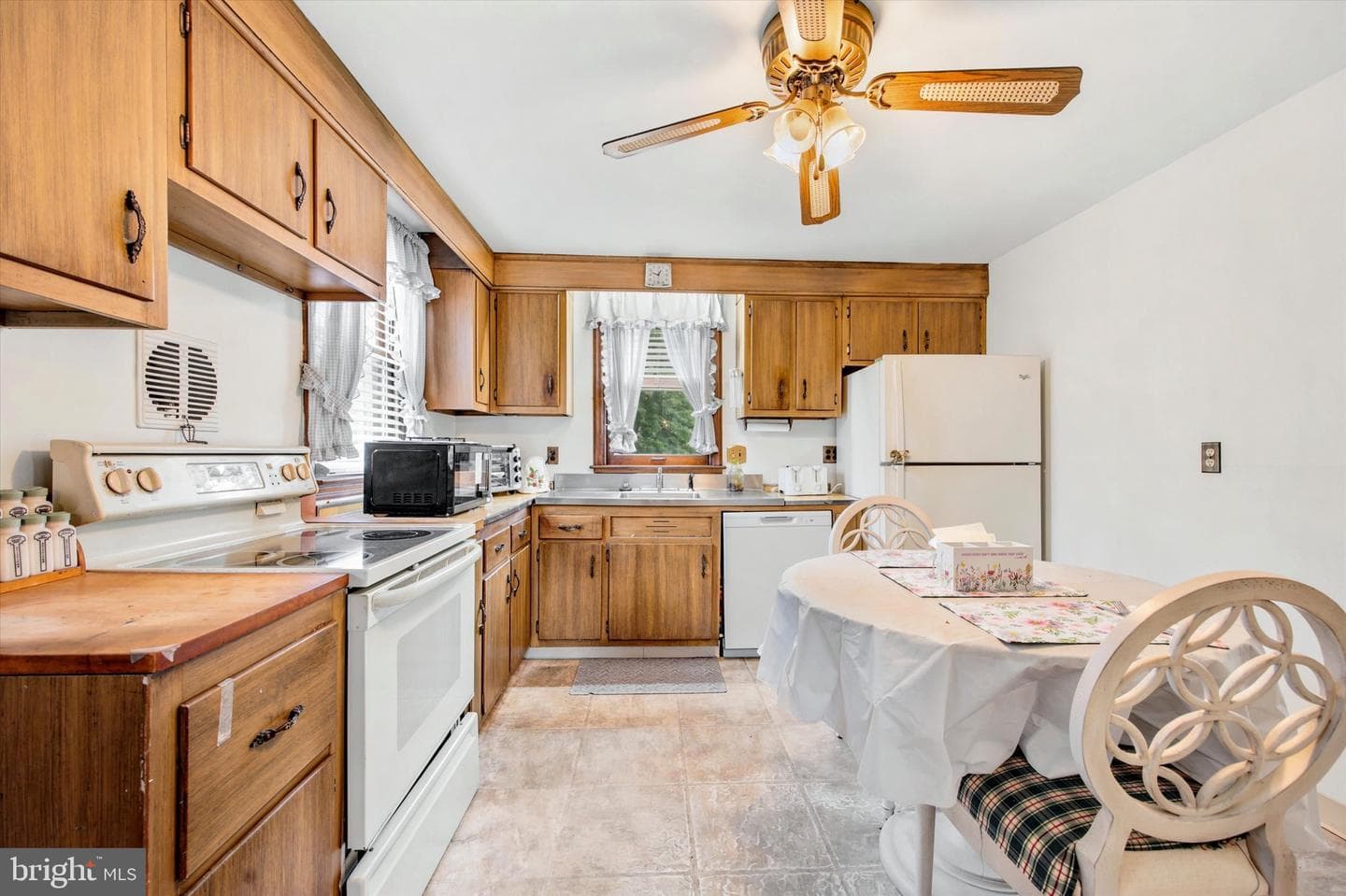 546 Arlington Avenue photo 9