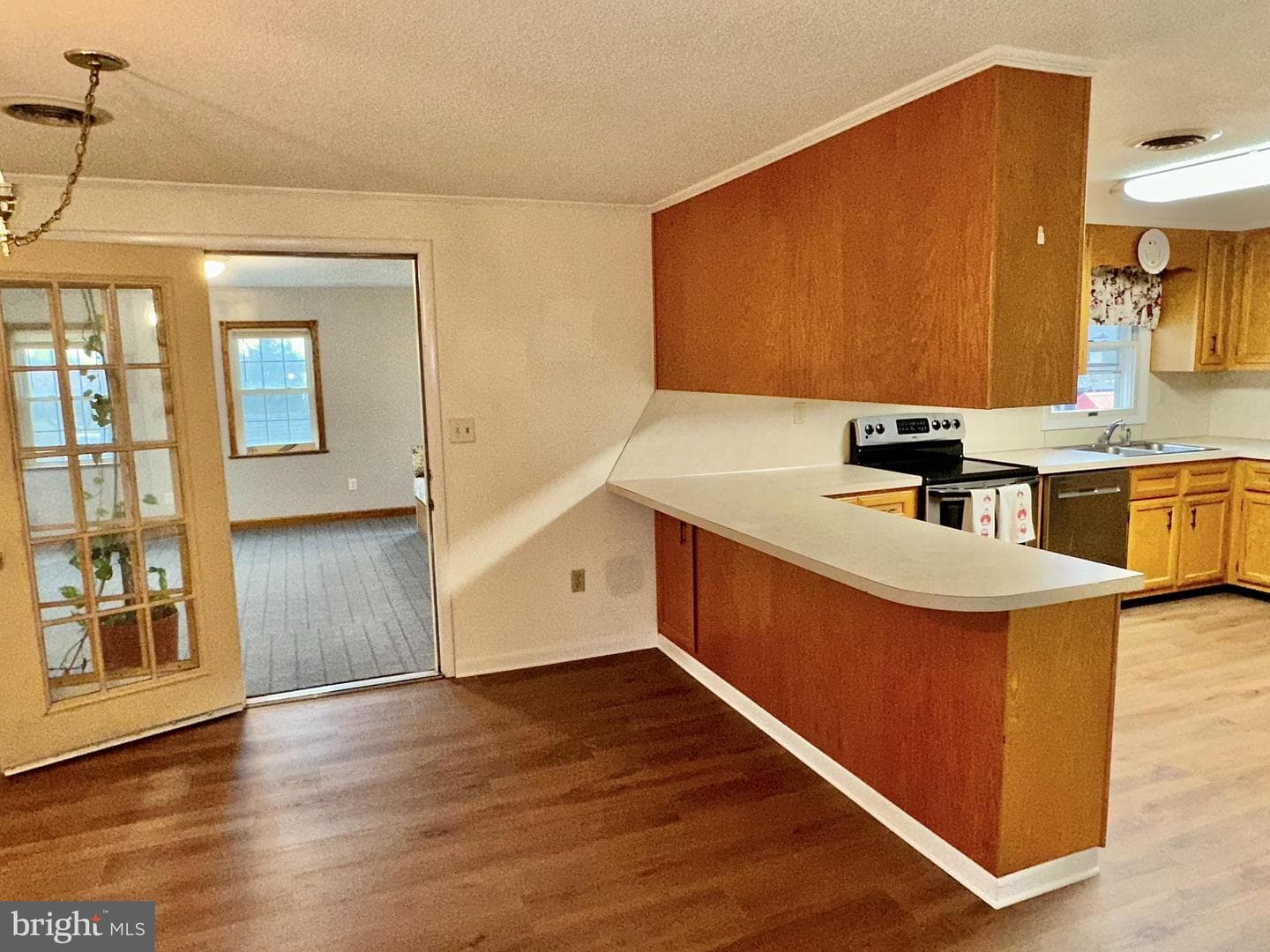 408 Carolle St photo 11