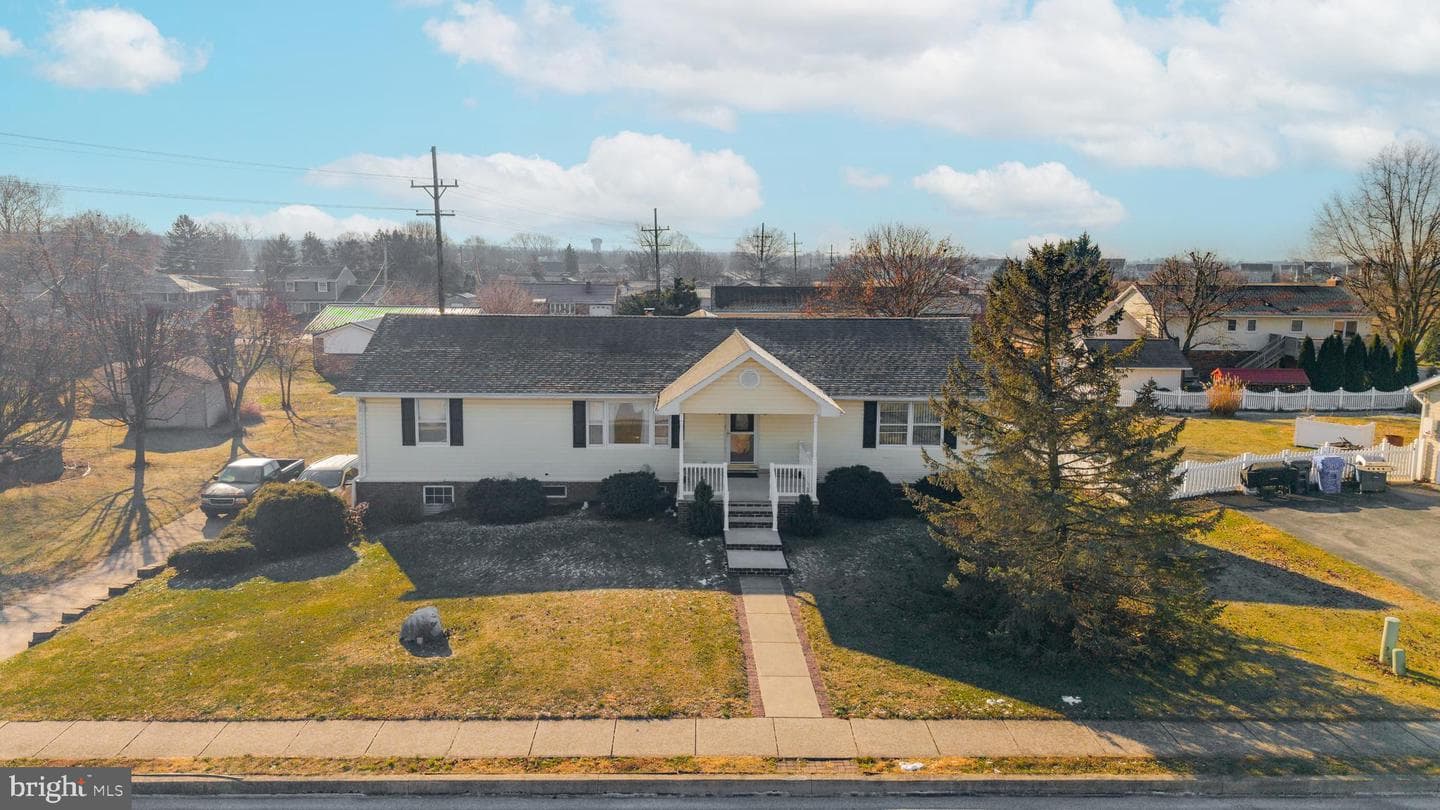 408 Carolle St photo 4