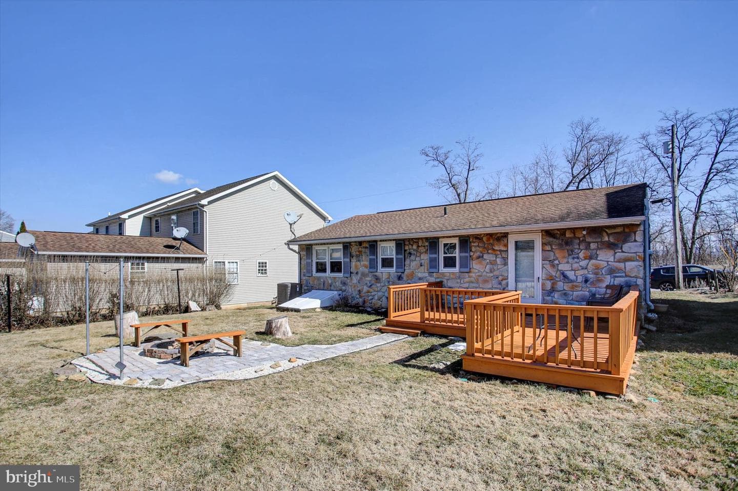 340 Ridge Avenue photo 3