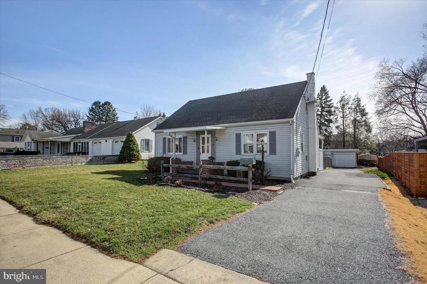 712 Stanley Avenue photo 3