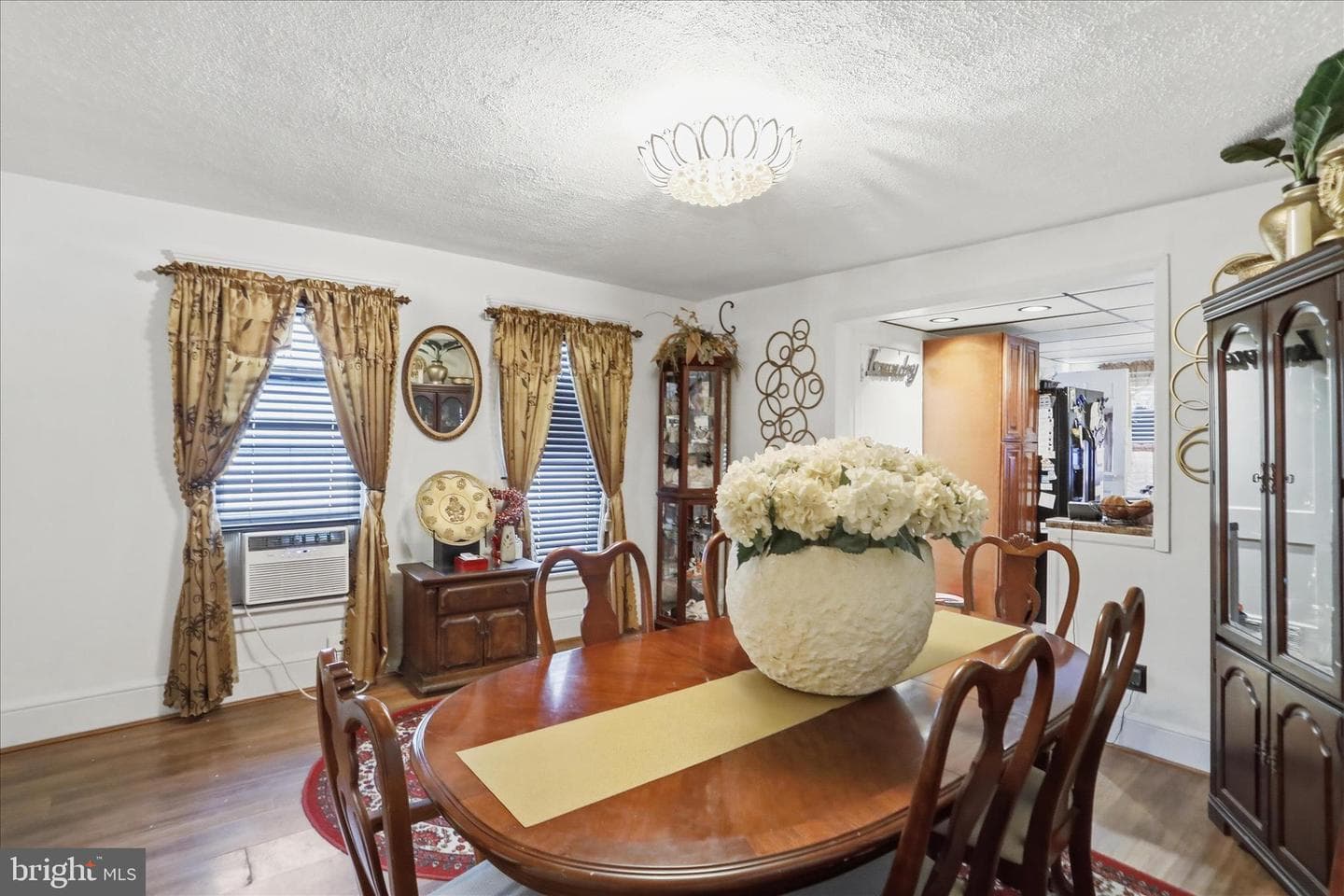 254 W Queen Street photo 8