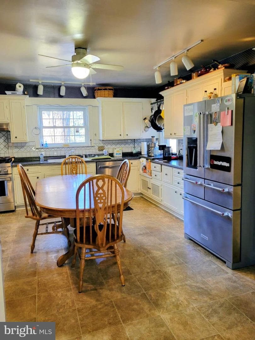 835 W King Street photo 13