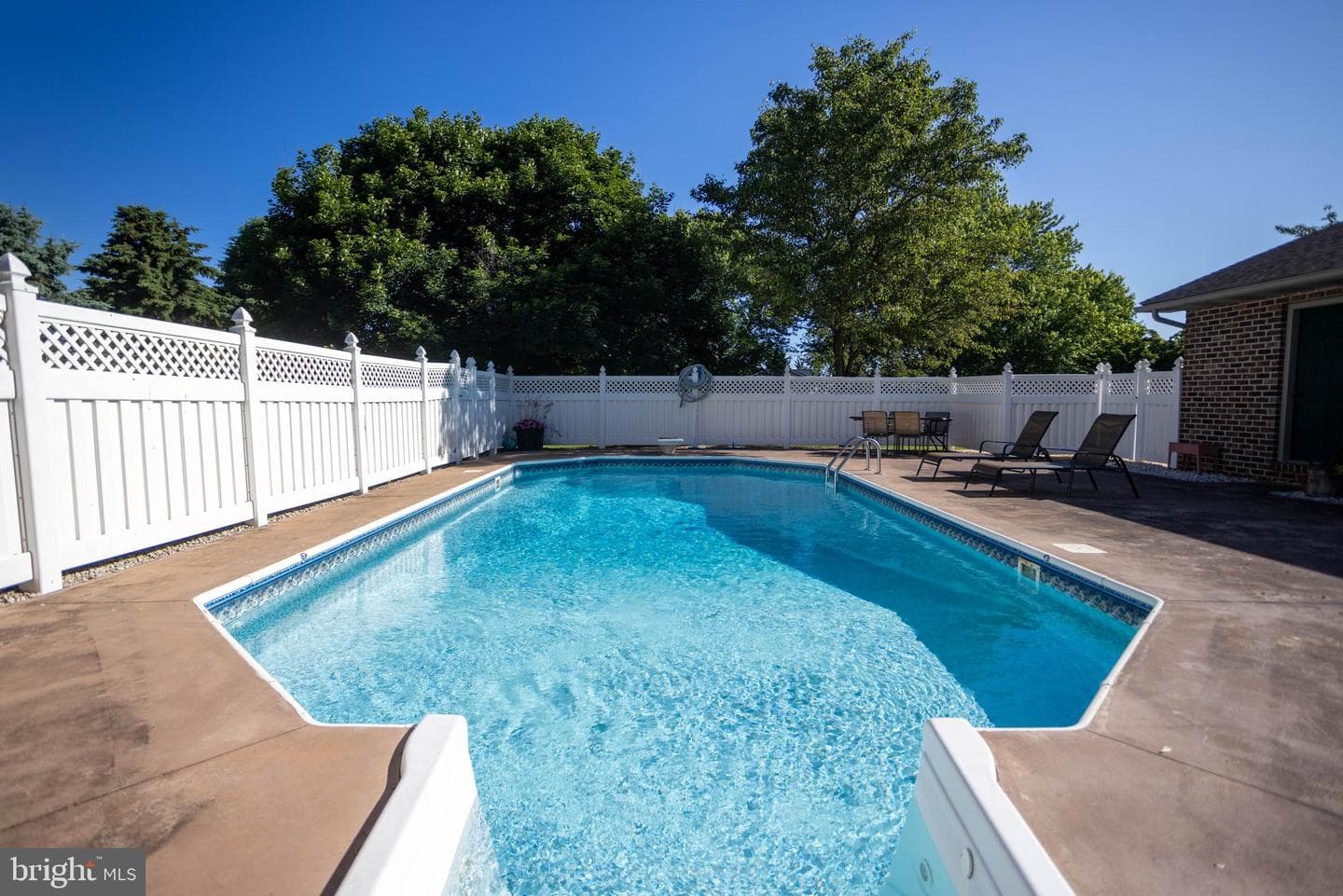 1015 Heritage Avenue photo 29