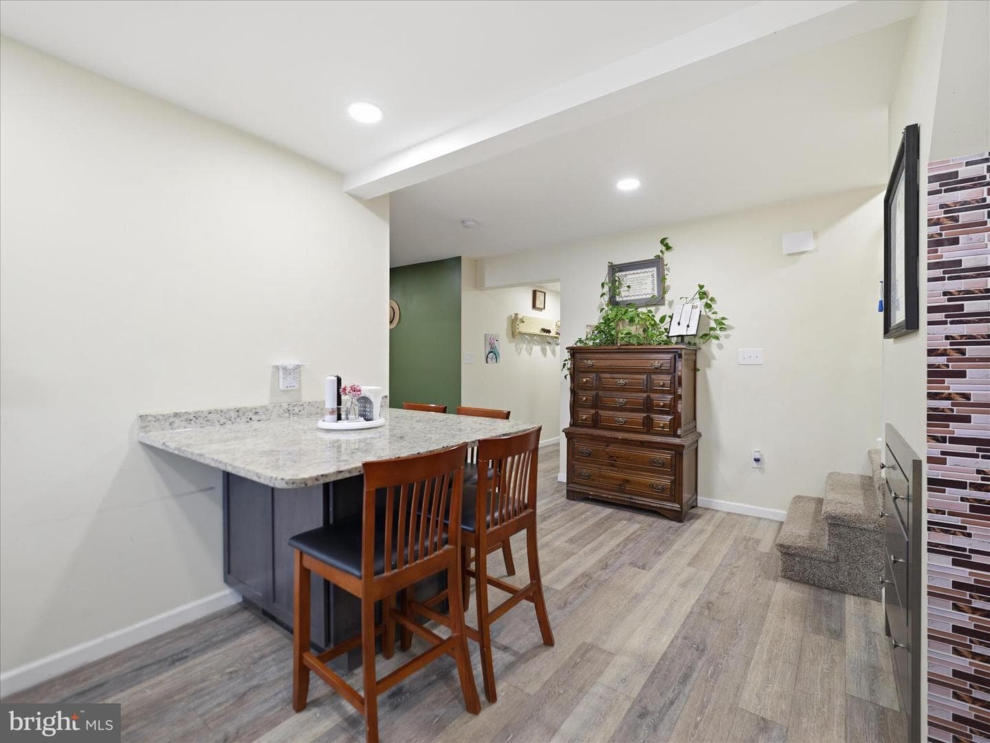 128 E Madison Street photo 11