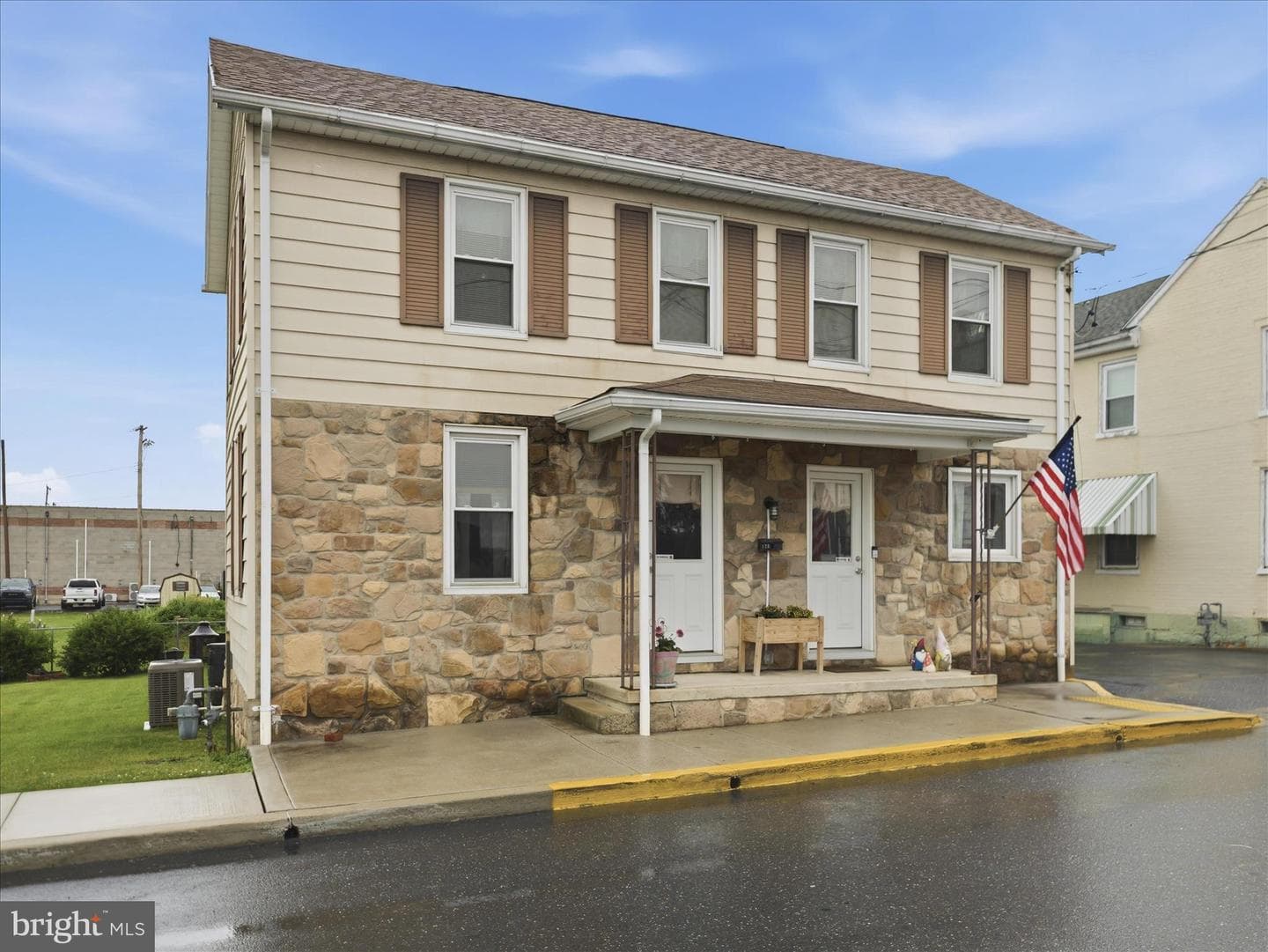 128 E Madison Street photo 5