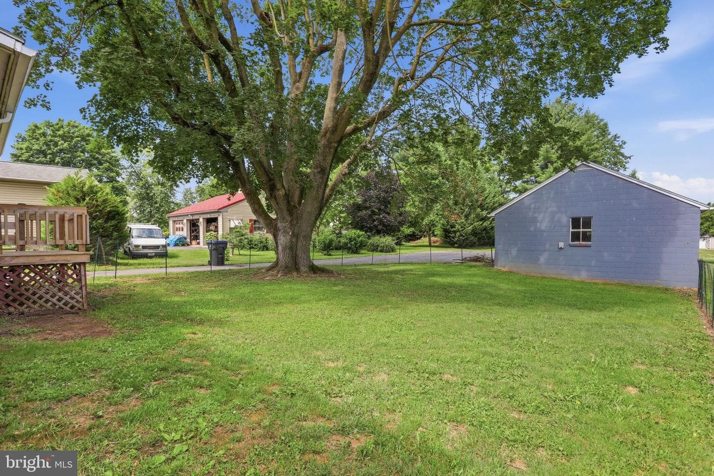 552 N Allison St photo 40