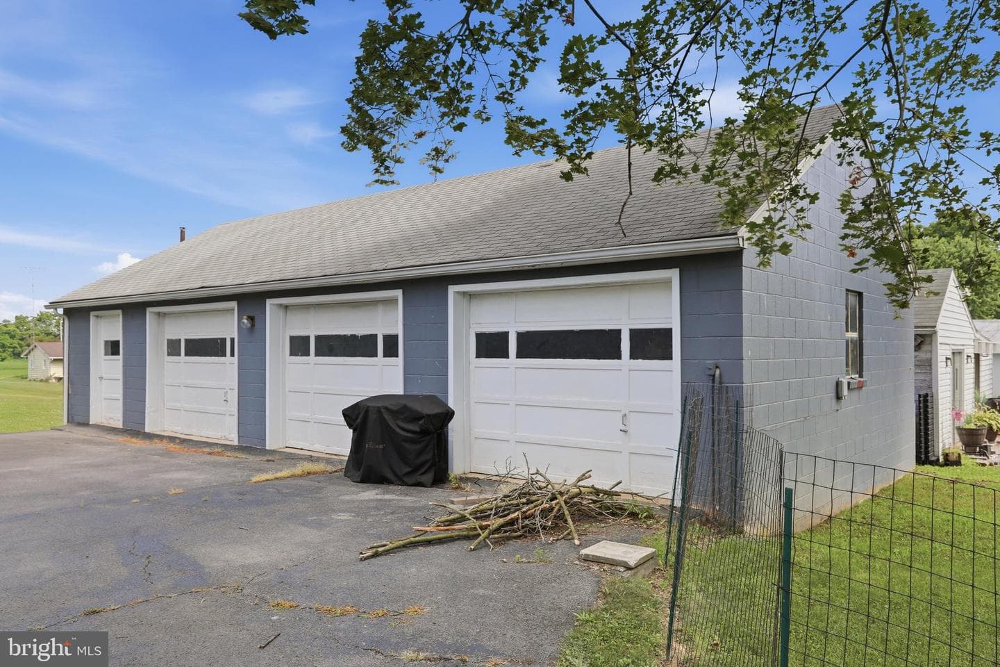 552 N Allison St photo 44