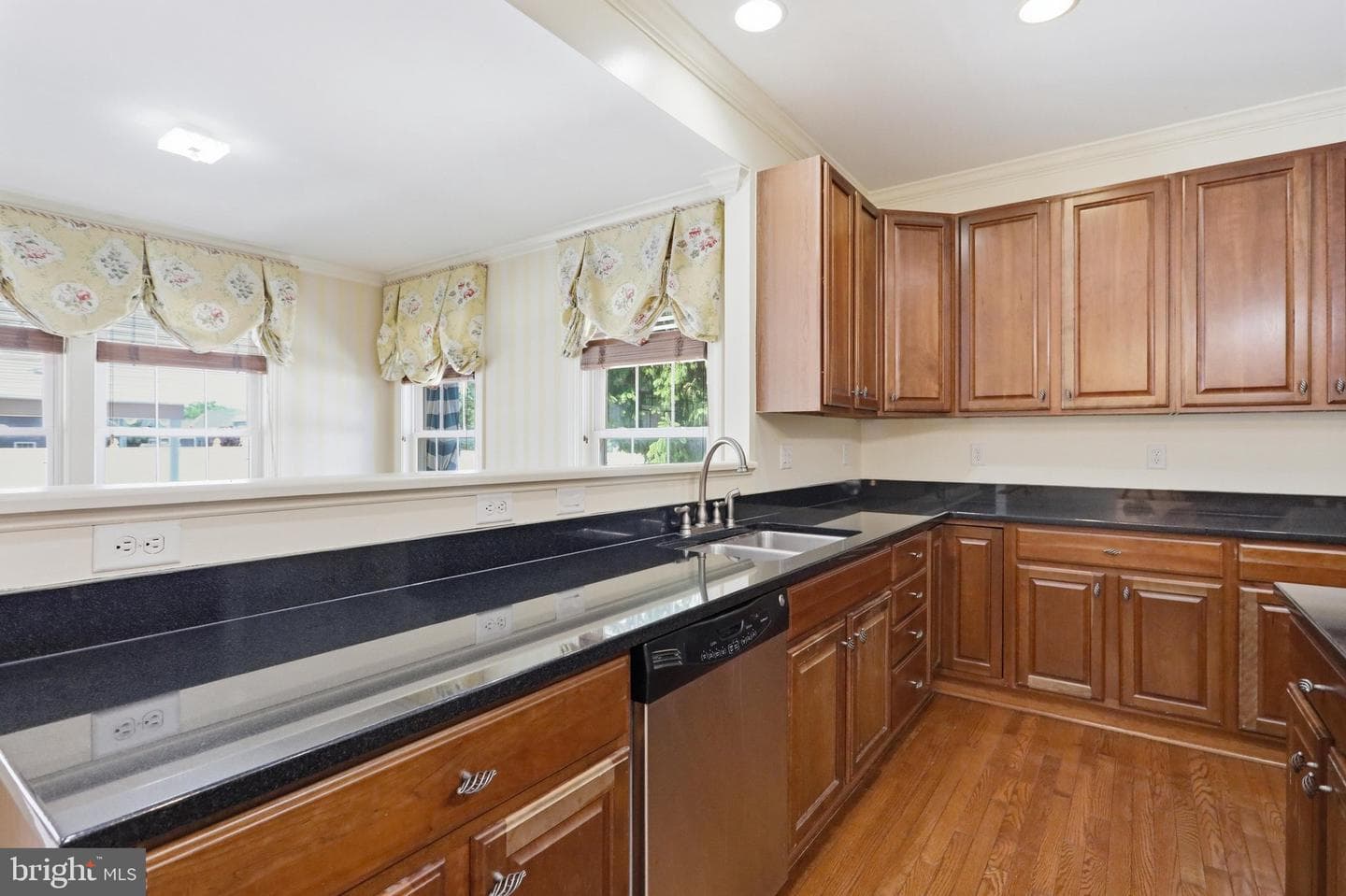 2419 Somerset Road photo 39