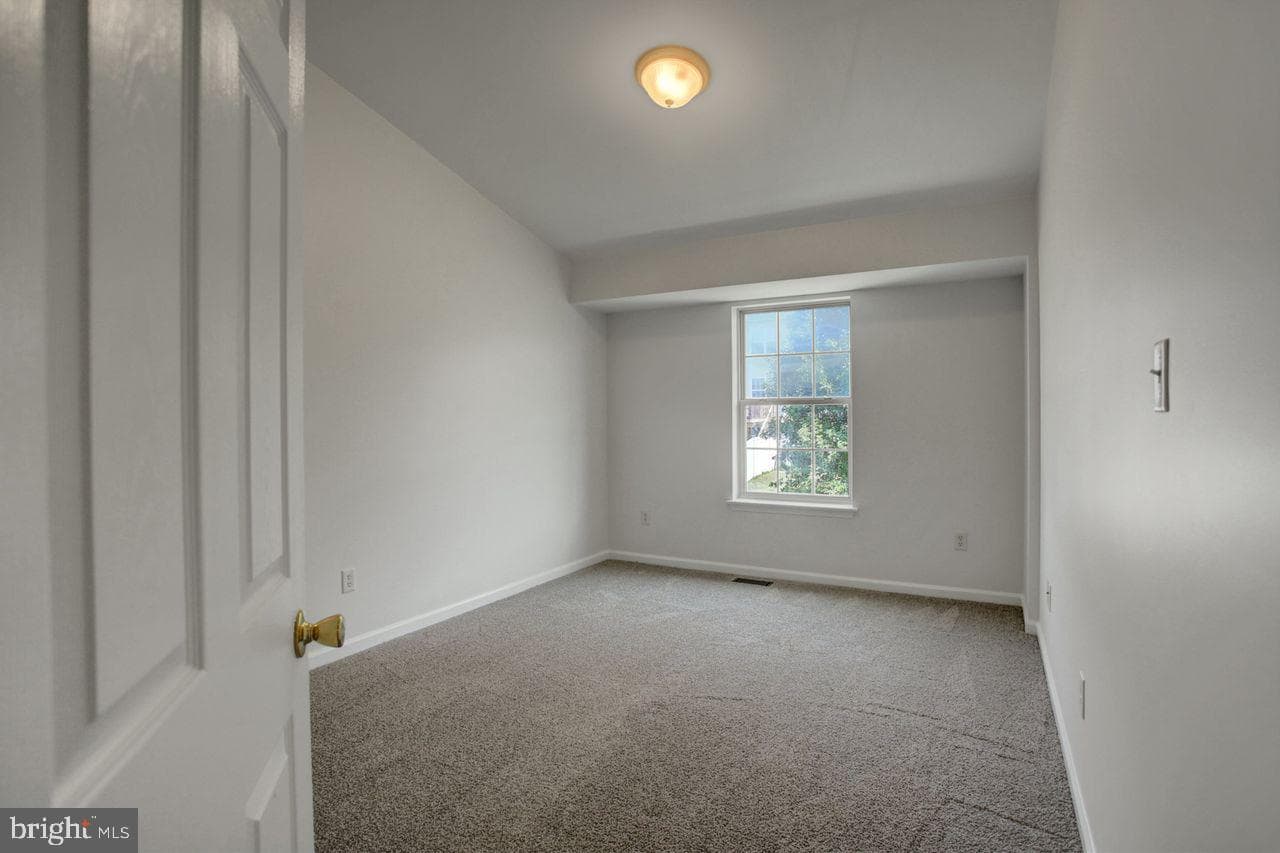 218 Meriweather Drive photo 32