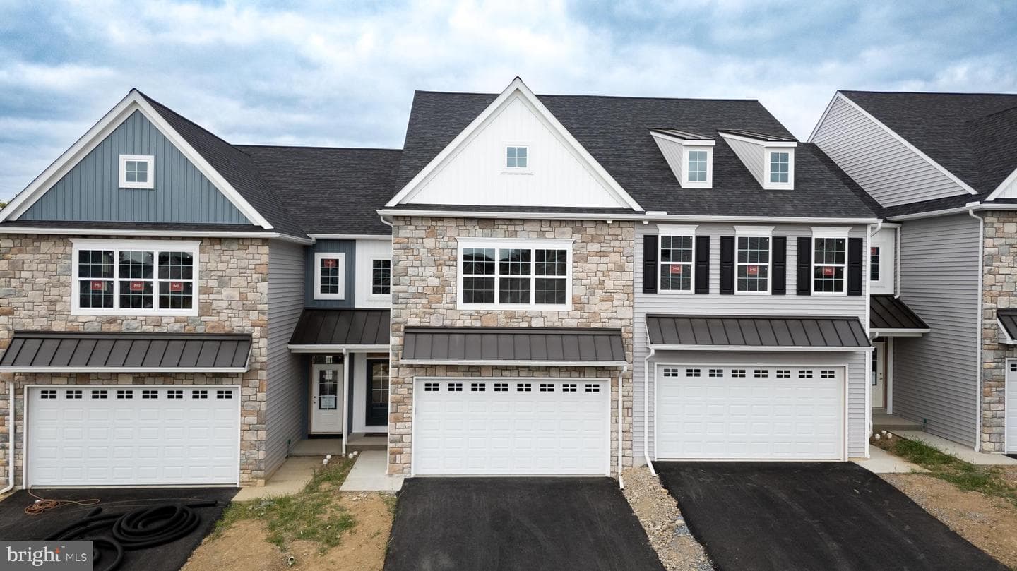 2482 Spring Water Cir, Lancaster
