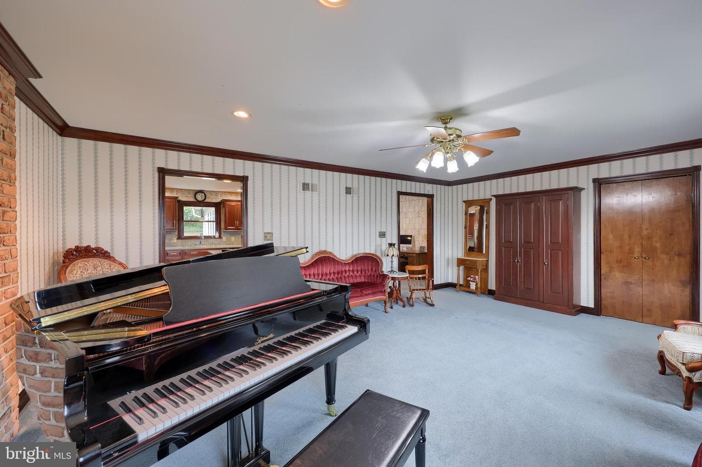 2435 Honeysuckle Lane photo 6