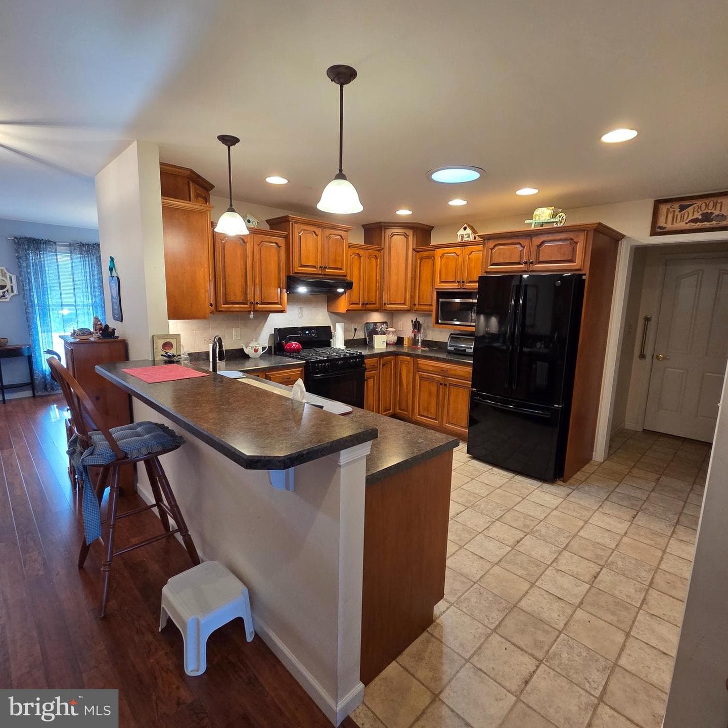 854 Cambridge Drive photo 3