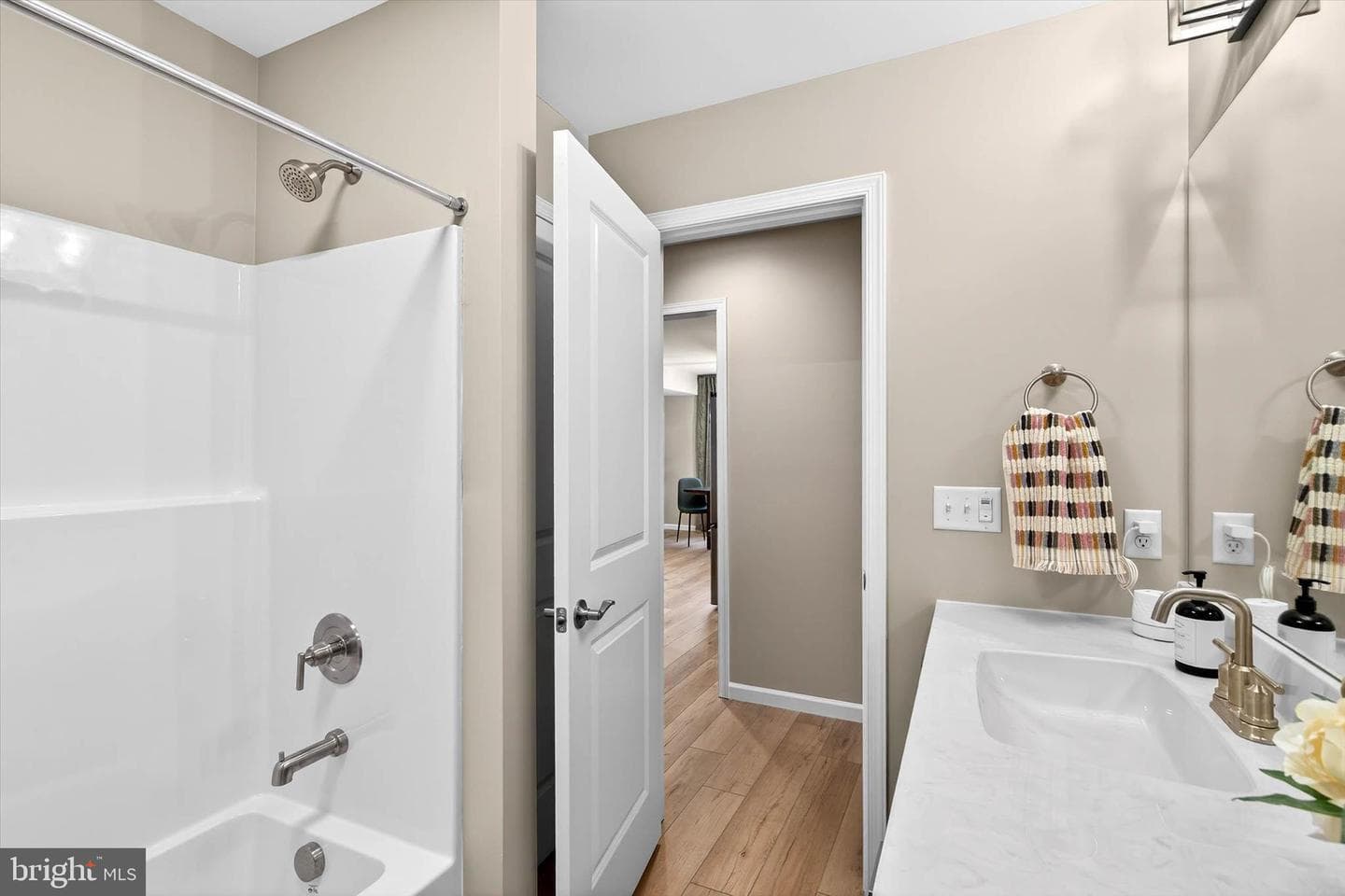 122 Hillard Field photo 34