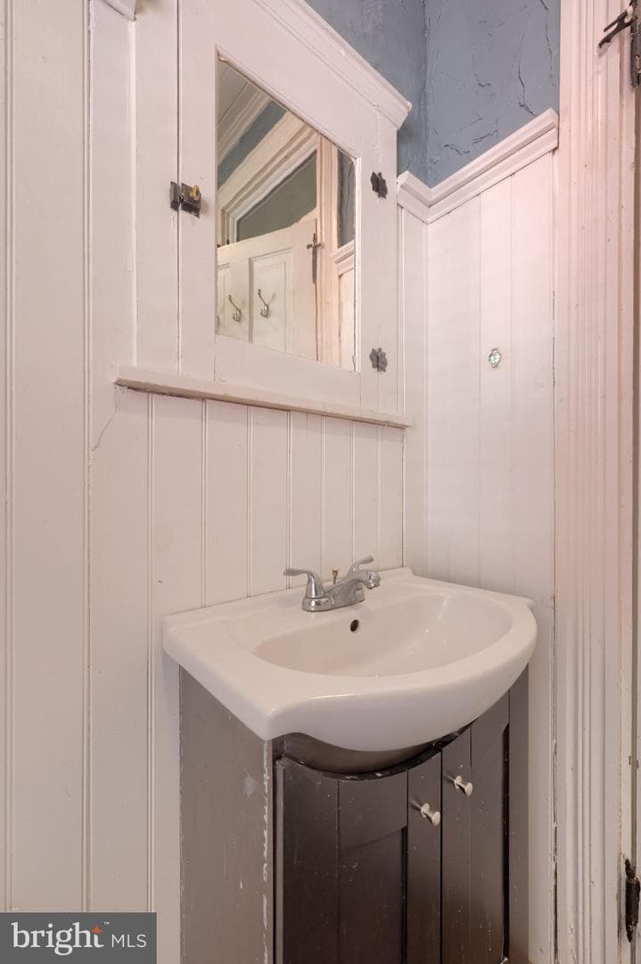 213 E Ross Street photo 34