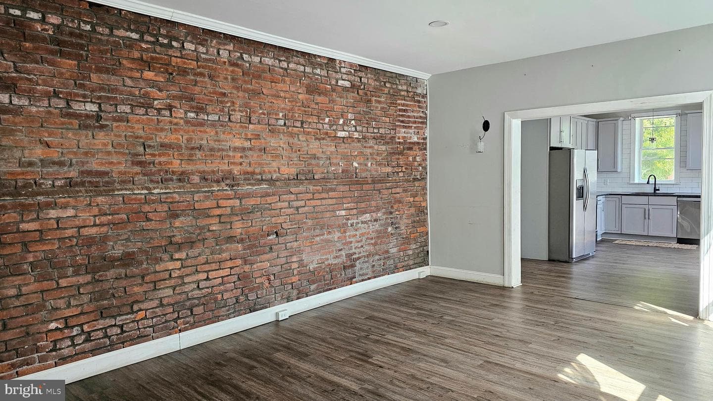 332 Perry Street photo 5
