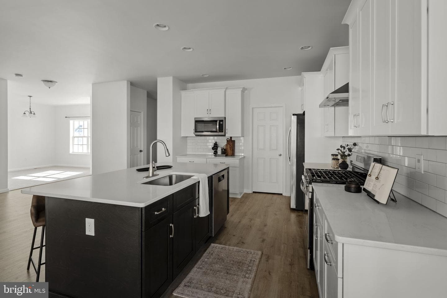 586 Stockdale Drive photo 8