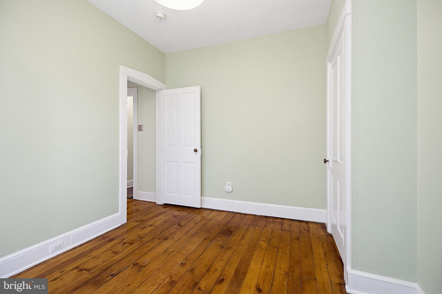 211 E Chestnut Street photo 23