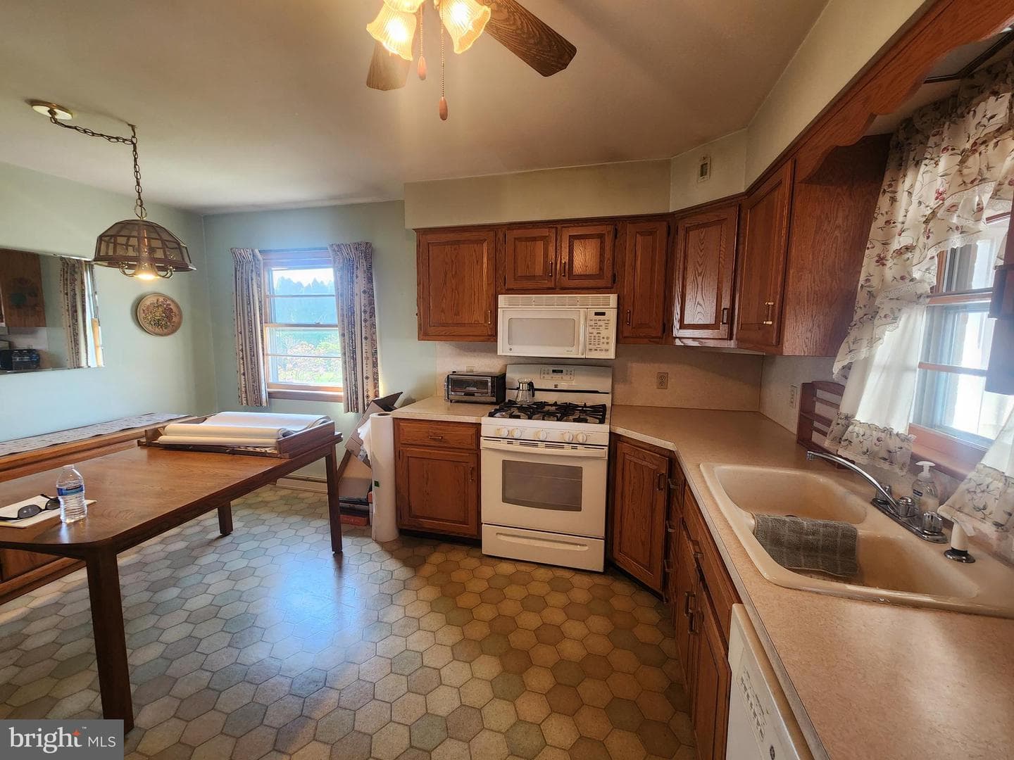 1736 Heritage Avenue photo 9