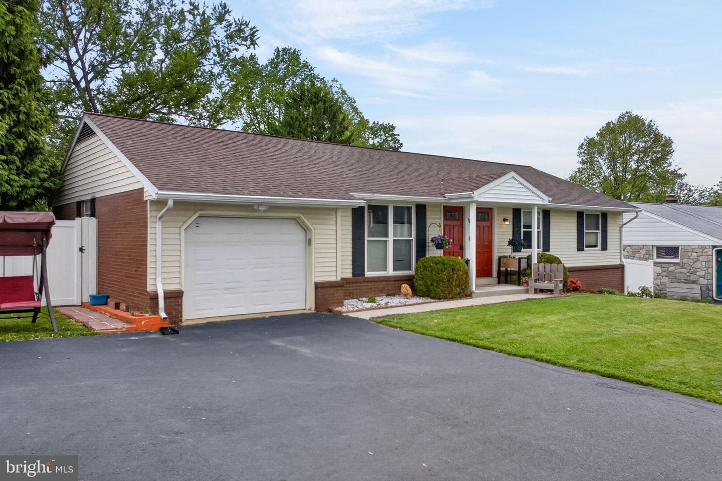 825 Darby Lane photo 3