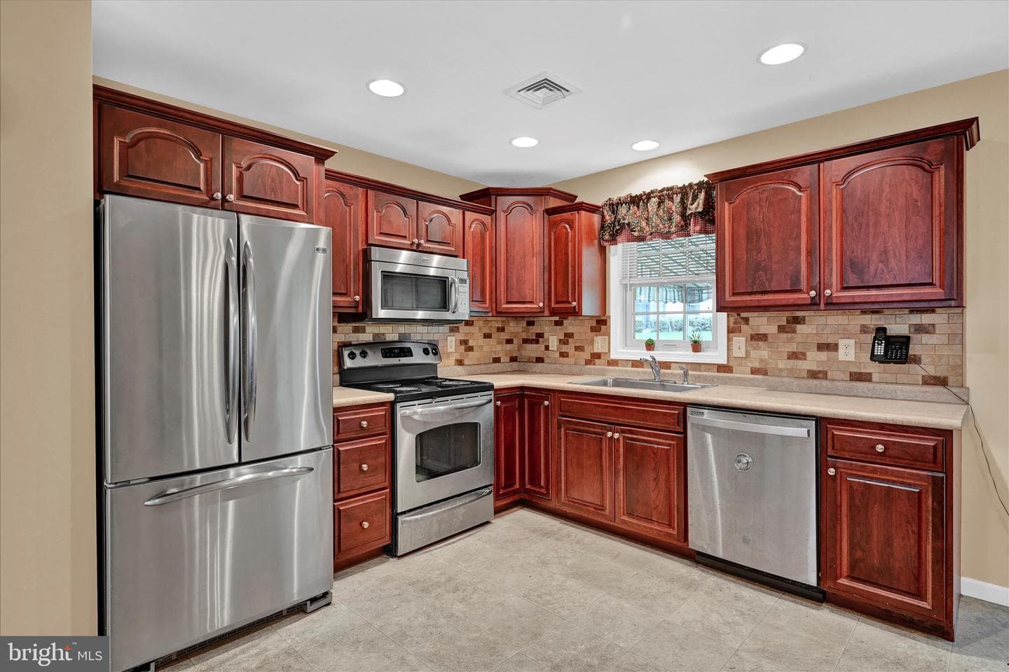 931 Cambridge Drive photo 16